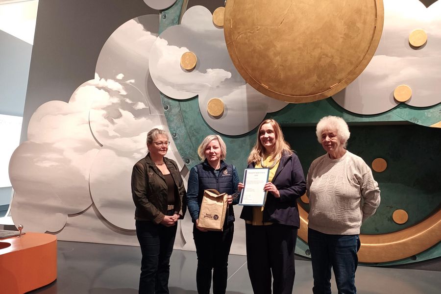 offizielle Übergabe der Glanzlicht-Urkunde an die Arche Nebra in Begleitung der Bürgermeisterin von Nebra und der Vertreterin der Verbandsgemeinde Unstruttal