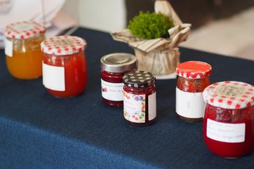 Auf einem Tisch stehen verschiedene Marmeladengläser für den Marmeladenwettbewerb zum Klosterfest in Memleben