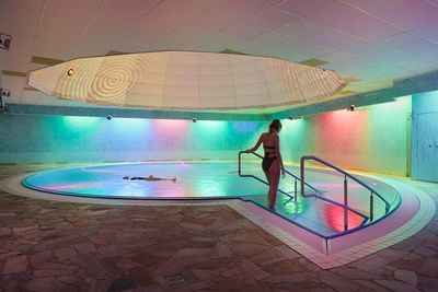 Direkt am Ufer der Elbe gelegen, umringt von der eindrucksvollen Naturkulisse des Elbsandsteingebirges liegt die Toskanatherme Bad Schandau. Die Perle der Sächsischen Schweiz liegt zwischen den Kulturzentren Dresden und Prag., Baden mit allen Sinnen, Baden im Gesamtkunstwerk., Eine außergewöhnliche Kulisse mit Unterwasserklängen, Lichter und Farben in und um die Wasserwelt.