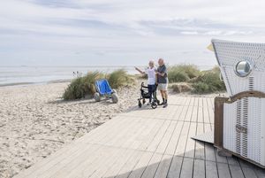 Senioren am barrierefreien Strand in Schillig im Wangerland