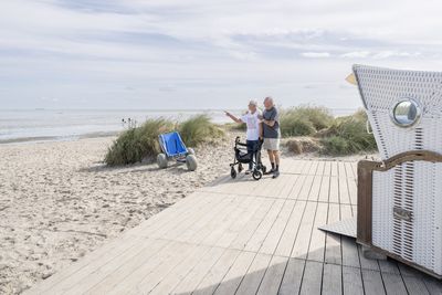 Senioren am barrierefreien Strand in Schillig im Wangerland