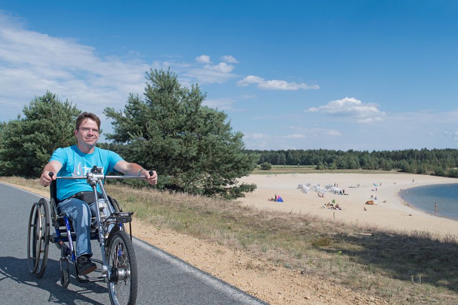Handbiker am Bärwalder See im Lausitzer Seenland. Foto: Tourismusverband Lausitzer Seenland / Nada Quenzel