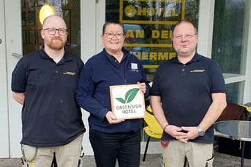 Mitarbeiter des Hotel an der Therme Bad Sulza halten das GreenSign Zertifikat