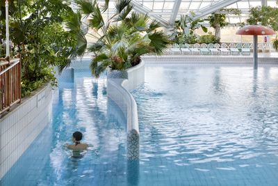 Das moderne Erlebnisbad mit über 1300 m² Wasserfläche bietet den Badegästen ganzjährig eine tropische Badelandschaft mit einem Wellenbad, einer Riesenrutsche, mehreren Whirlpools und diversen Möglichkeiten Sport und Spass zu verbinden. Dazu kommen ein Sportbecken und eine großzügige Saunalandschaft mit verschiedenen Saunen., Angegliedert ist ein Wellness- und Spabereich, wo verschiedene Anwendungen in ruhiger Atmossphäre gebucht werden können