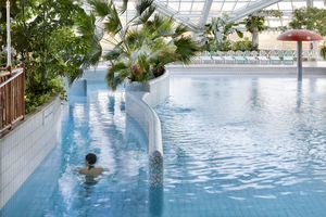 Das moderne Erlebnisbad mit über 1300 m² Wasserfläche bietet den Badegästen ganzjährig eine tropische Badelandschaft mit einem Wellenbad, einer Riesenrutsche, mehreren Whirlpools und diversen Möglichkeiten Sport und Spass zu verbinden. Dazu kommen ein Sportbecken und eine großzügige Saunalandschaft mit verschiedenen Saunen., Angegliedert ist ein Wellness- und Spabereich, wo verschiedene Anwendungen in ruhiger Atmossphäre gebucht werden können
