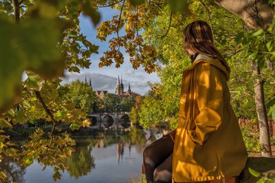 Dom , Fluss , Frau , Herbst , Matte , Merseburg , Person , Saale , Saale-Unstrut , Schloss , Stadt , herbstlich 