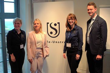 Gruppenbild v.l. Antje Peiser (Geschäftsführerin Saale-Unstrut Tourismus GmbH), Verena Bentele (Weltbehindertensportlerin, Speakerin), Irene Schmidt (Saale-Unstrut Tourismus GmbH), Johan Waschnewski (Landrat Saale-Holzland-Kreis))