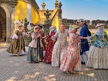 Lebendige Geschichte: Zum Märchenfest flaniert der Verein Barock in Dresden in historischen Kostümen über das Festungsplateau. Foto: Festung Königstein gGmbH