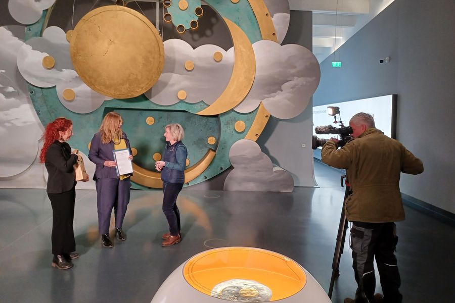 Kamerateam der MDR-Sendung Sachsen-Anhalt heute filmt die Übergabe der Glanzlicht-Urkunde an die Mitarbeiterinnen der Arche Nebra