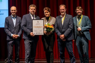 Ferienwohnungen "Bahnhof Droyßig" bei der Übergabe der Auszeichnung GÄSTELIEBLING 2024 - Landessieger