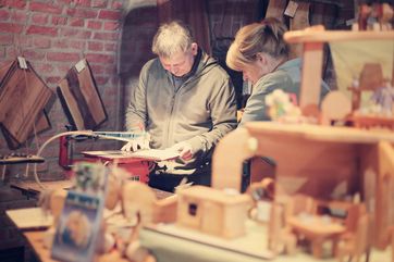 Familie Schmidt von Schmidtspielezeit Oechlitz mit ihrem Holzspielzeug-Stand