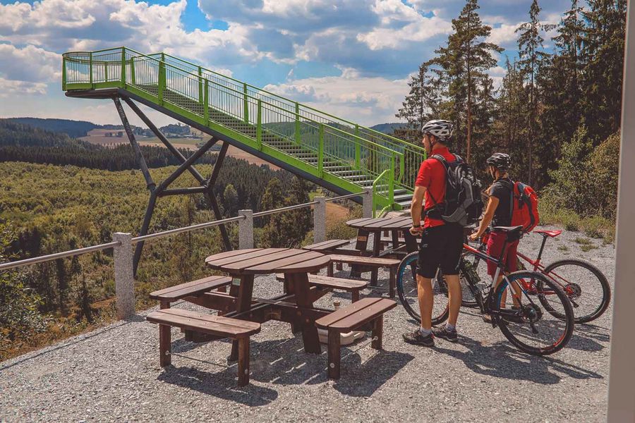 Im ehemaligen Grenzstreifen in Pottiga bietet eine moderne Aussichtsplattform einen traumhaften Blick ins Saaletal. Foto: Vincent Grätsch
