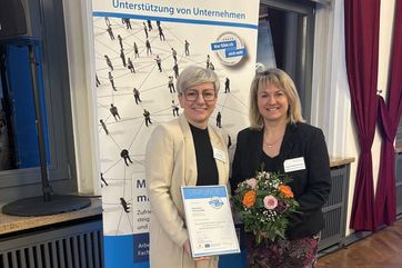 Zertifikatsübergabe Fachkraft im Fokus (v.l. Antje Peiser und Nicole Thürkind-Franke, Saale-Unstrut Tourismus GmbH)