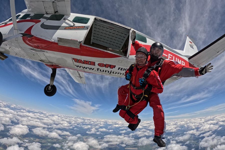 Sprung aus 4.000 Metern Höhe: Dank geschultem Tandempartner können auf dem Flugplatz Fehrbellin auch Menschen mit Einschränkungen freien Fall erleben, Foto: Fallschirmsport Fehrbellin