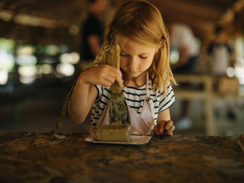  Im Ziegeleipark Mildenberg können sich Kinder im Ziegelstreichen ausprobieren. Bildnachweis: Ziegeleipark Mildenberg/Julia Nimke