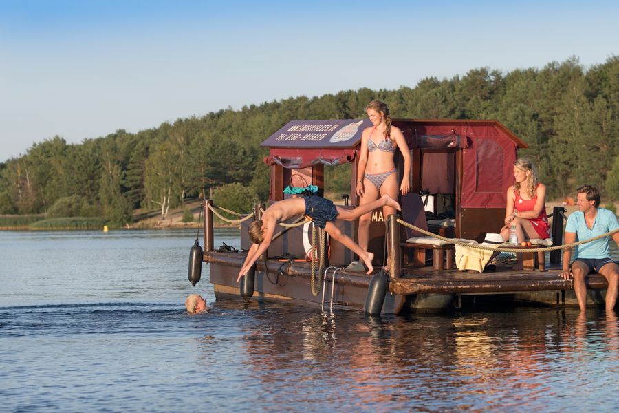 Familienfloßtour im Lausitzer Seenland. Foto: Tourismusverband Lausitzer Seenland, Nada Quenzel