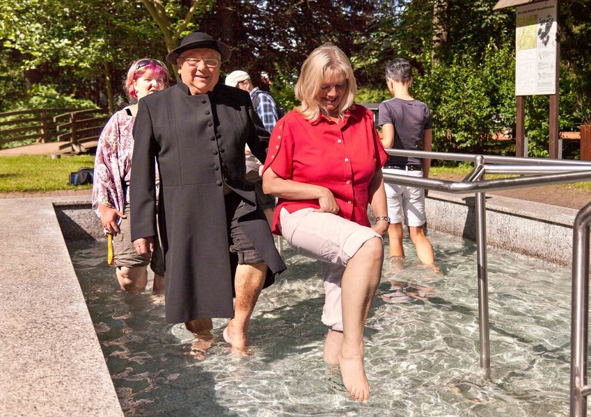 Beim Anwassern in Thüringens Kneipp-Kurort Bad Tabarz schlüpft traditionell Badearzt Dr. Sigurd Scholze in die Rolle des Pfarrers Sebastian Kneipp, der vor 130 Jahren die positiven Effekte des Wassertretens erkannte. Foto: Peter Ditter