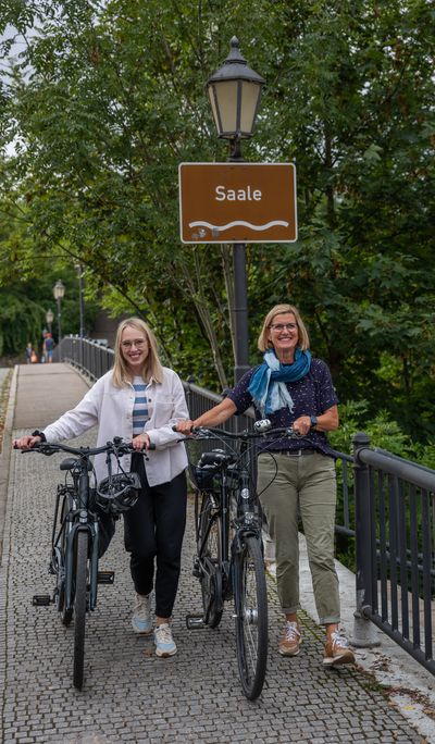 Dom , Fahrrad , Fahrrad fahren , Fahrradtour , Frau , Matte , Merseburg , Personen , Rad , Rad fahren, Saale , Saale-Unstrut , Saaleradweg , Schloss 