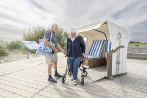 Senioren am barrierefreien Strand in Schillig im Wangerland