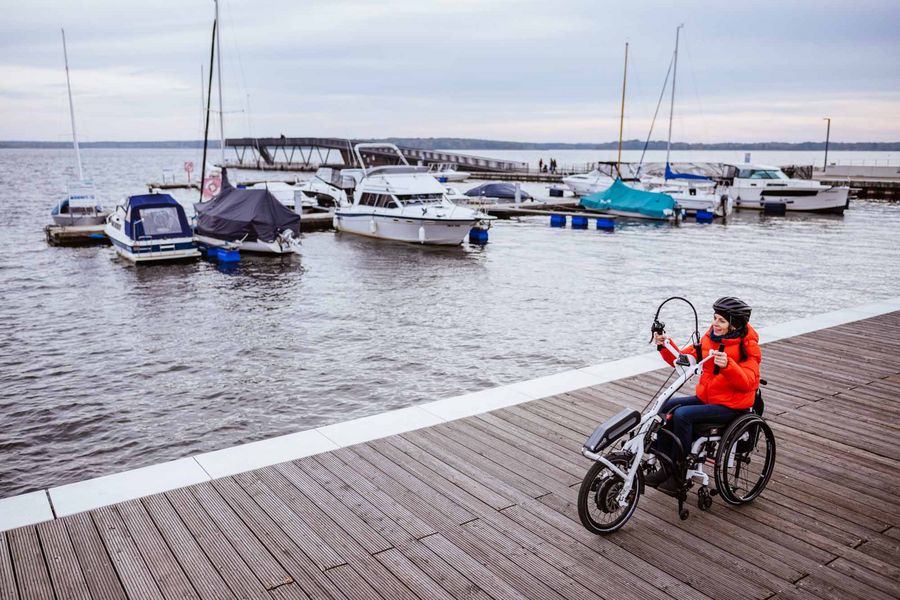 Im Herbst genießen Handbikefahrer die Stille am Senftenberger See im Lausitzer Seenland. Foto: TMB-Fotoarchiv, Madlen Krippendorf