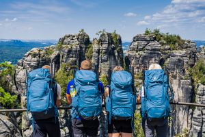 Blick auf die Schrammsteine bei der Wanderung mit dem Packraft