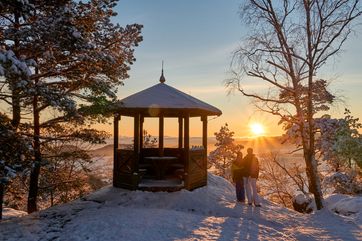 Sonnenaufgang auf dem Gohrisch: Auch zu diesem Highlight führen die neuen Winterspaziergänge am Malerweg. Foto: Yvonne Brückner