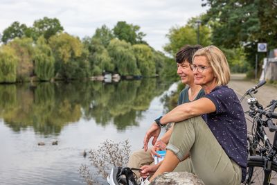 Fluss Wasser , Frau , Matte , Personen , Radtour , Radweg , Saale , Saale-Unstrut , Saaleradweg , Sommer , Weißenfels 