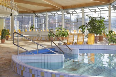 Direkt am Ufer der Elbe gelegen, umringt von der eindrucksvollen Naturkulisse des Elbsandsteingebirges liegt die Toskanatherme Bad Schandau. Die Perle der Sächsischen Schweiz liegt zwischen den Kulturzentren Dresden und Prag., Baden mit allen Sinnen, Baden im Gesamtkunstwerk., Eine außergewöhnliche Kulisse mit Unterwasserklängen, Lichter und Farben in und um die Wasserwelt.