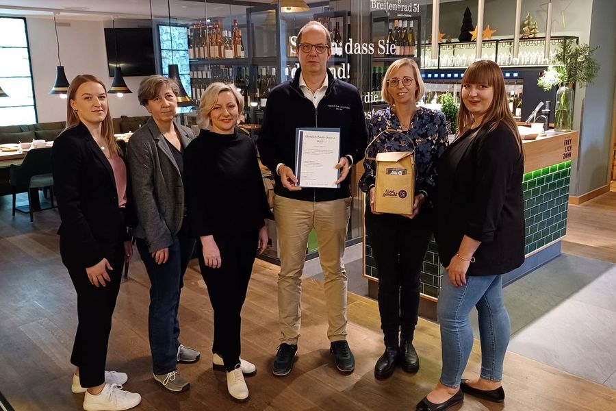 Gruppenbild Übergabe der Glanzlicht-Urkunde an das Weinhotel Freylich Zahn v.l.n.r.: Jasmin Loos (Freylich Zahn), Nancy Hampel (Stabsstelle Strukturwandel, Regionalplanung & Breitbandausbau), Antje Peiser (Saale-Unstrut Tourismus GmbH), Torsten General & Elvira Zahn-General (Freylich Zahn), Katrin Weineck (Freyburger Fremdenverkehrsverein e.V.) 