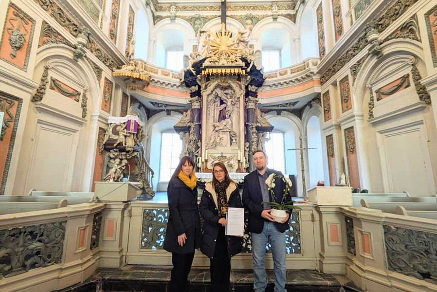 Irene Schmidt von der Saale-Unstrut Tourismus GmbH (l.) überreichte die Urkunde für das Glanzlicht Saale-Unstrut in Gold an Museumsleiterin Bianca Bernstein und Kulturamtsleiter Christian Endt. (c) Stadt Weißenfels, Katharina Vokoun
