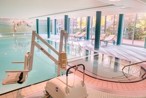 Schwimmbad mit Lifter im Seehotel Rheinsberg