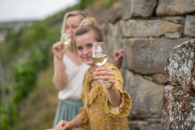 Freyburg, Herzoglicher Weinberg, Matte, Paar, Personen , Sommer, Wein, Weinberg , Weinglas 