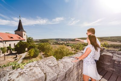 Ausblick, Freyburg, Kirche , Kloster, Landschaft , Paar, Personen , Sommer, Sonne , Transmedial, Zscheiplitz, blauer Himmel
