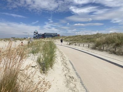 Die barrierefreie Nationalparkpromenade "Das Deck" in Norden-Norddeich verfügt über ein Bodenleitsystem.