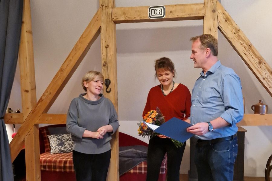 Übergabe der Glanzlicht-Urkunde an Katrin Beikirch und Michael Schomer, die den Bahnhof Droyßig betreiben (c) Saale-Unstrut Tourismus GmbH, Nancy Hampel