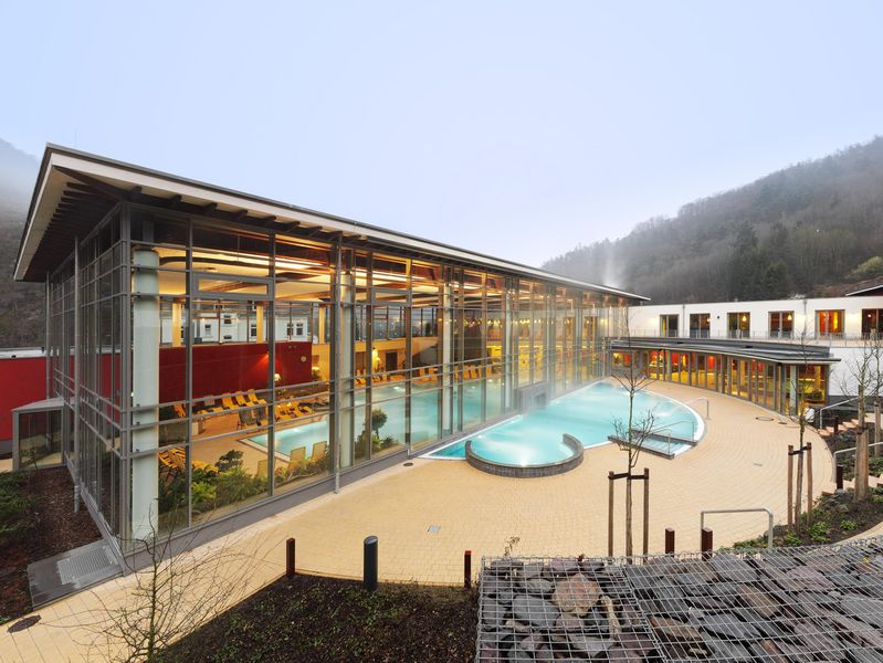   Die Vulkaneifel Therme Bad Bertrich lockt mit warmen Bädern, heißen Saunen und einer von Holz, Glas und Stein geprägten Architektur.