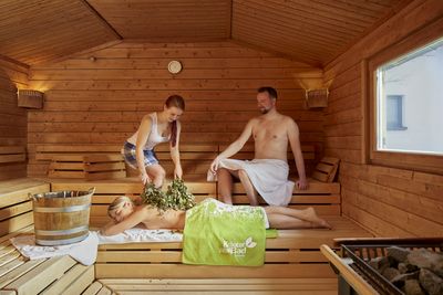 Das Kraeutervitalbad ist komfortable Wellnesseinrichtung in Sebnitz. Es bietet eine modere Saunalandschaft mit angegliederter Badehalle und der Möglichkeit zahlreiche Wellnessanwendungen zu nutzen. Zu den dortigen Besonderheiten zählen das russische Sauna Ritual “Wenik“ mit Birkenzweigen und andere oriental angehauchte Wellnessanwendungen., https://www.kraeutervitalbad.de/, Kräutervitalbad Sebnitz, Hammerstraße 1, 01855 Sebnitz