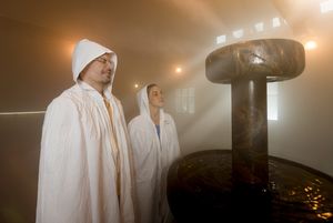 Transmedial, Bad Sulza, Sommer, Gradierwerk, Zerstäuberhalle, Personen , Paar, Nebel, webreduziert