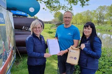 Übergabe der Glanzlicht-Urkunde an Andreas Baatz von Fluss & Zeit (v.l. Antje Peiser, Geschäftsführerin Saale-Unstrut Tourismus GmbH / Andreas Baatz, Inhaber Fluss & Zeit / Carolyn Fox, Projektkoordinatorin Produktcheck Saale-Unstrut Tourismus GmbH)