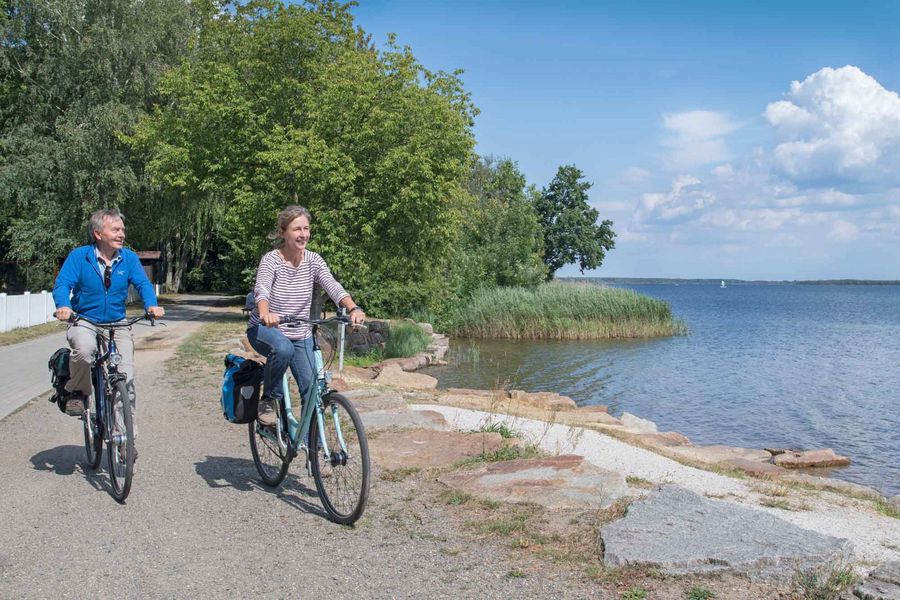 Die neue Schlosskulturroute führt am Senftenberger See vorbei. Foto: Tourismusverband Lausitzer Seenland e.V., Nada Quenzel 