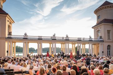Kultur im Schloss: Bei der Operngala im Schloss Rheinsberg kommen junge Sänger vor traumhafter Kulisse zusammen. Foto: Uwe Hauth