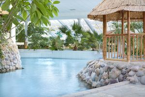 Das moderne Erlebnisbad mit über 1300 m² Wasserfläche bietet den Badegästen ganzjährig eine tropische Badelandschaft mit einem Wellenbad, einer Riesenrutsche, mehreren Whirlpools und diversen Möglichkeiten Sport und Spass zu verbinden. Dazu kommen ein Sportbecken und eine großzügige Saunalandschaft mit verschiedenen Saunen., Angegliedert ist ein Wellness- und Spabereich, wo verschiedene Anwendungen in ruhiger Atmossphäre gebucht werden können