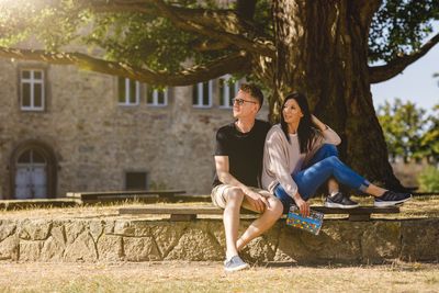 Transmedial, Goseck, Sommer, Schloss , Paar, Personen , Schlosshof, Baum , Sonne 